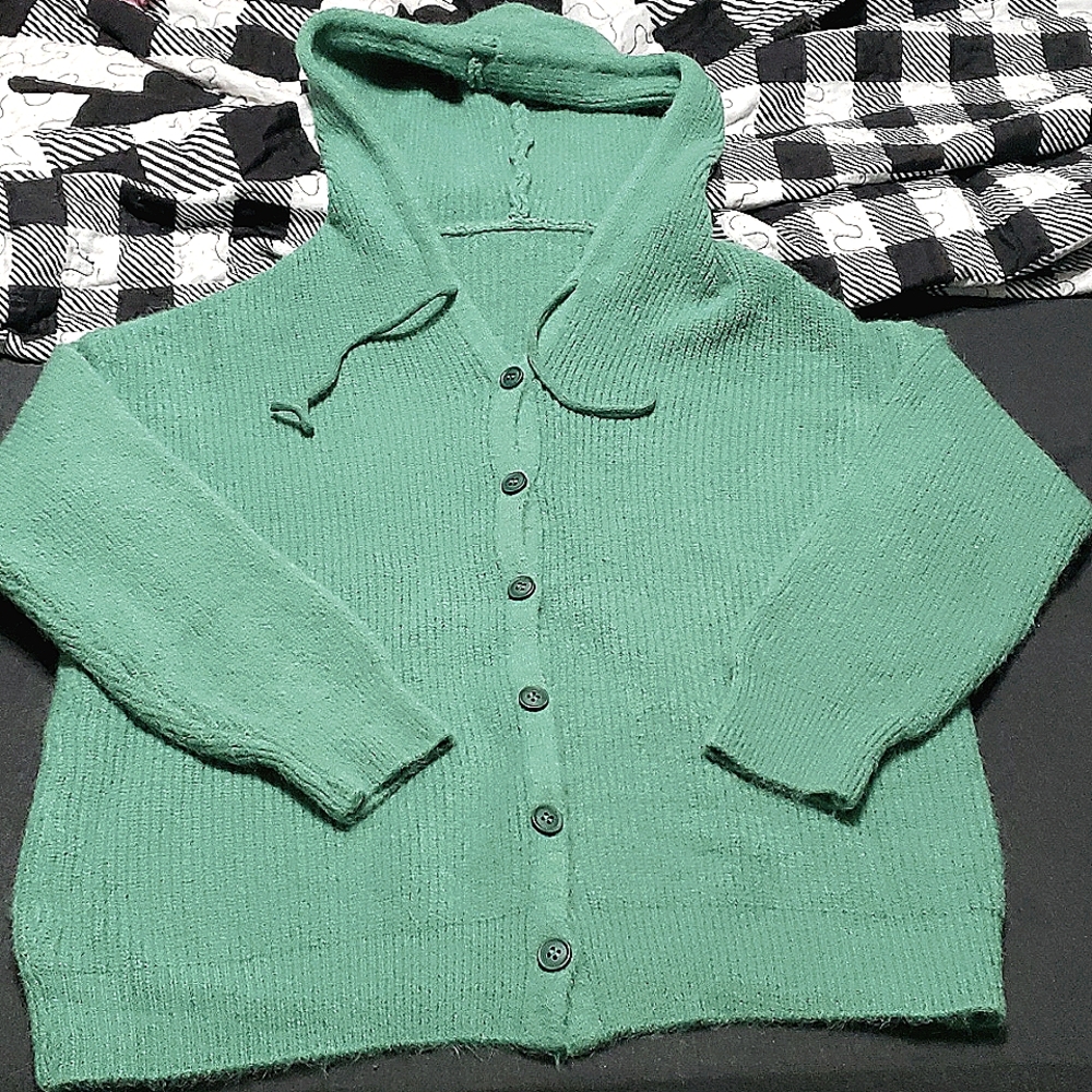 kelly green sweater size 3xl but fits very small. brand new. Beautiful but to sm